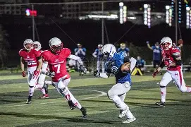  橄榄球季后赛掀起高潮，天山白虎队强势横扫北城天狼队，老将里程碑之夜——复盘值得玩味