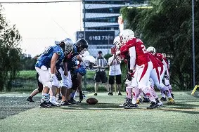  橄榄球季后赛掀起高潮，天山白虎队强势横扫北城天狼队，老将里程碑之夜——复盘值得玩味